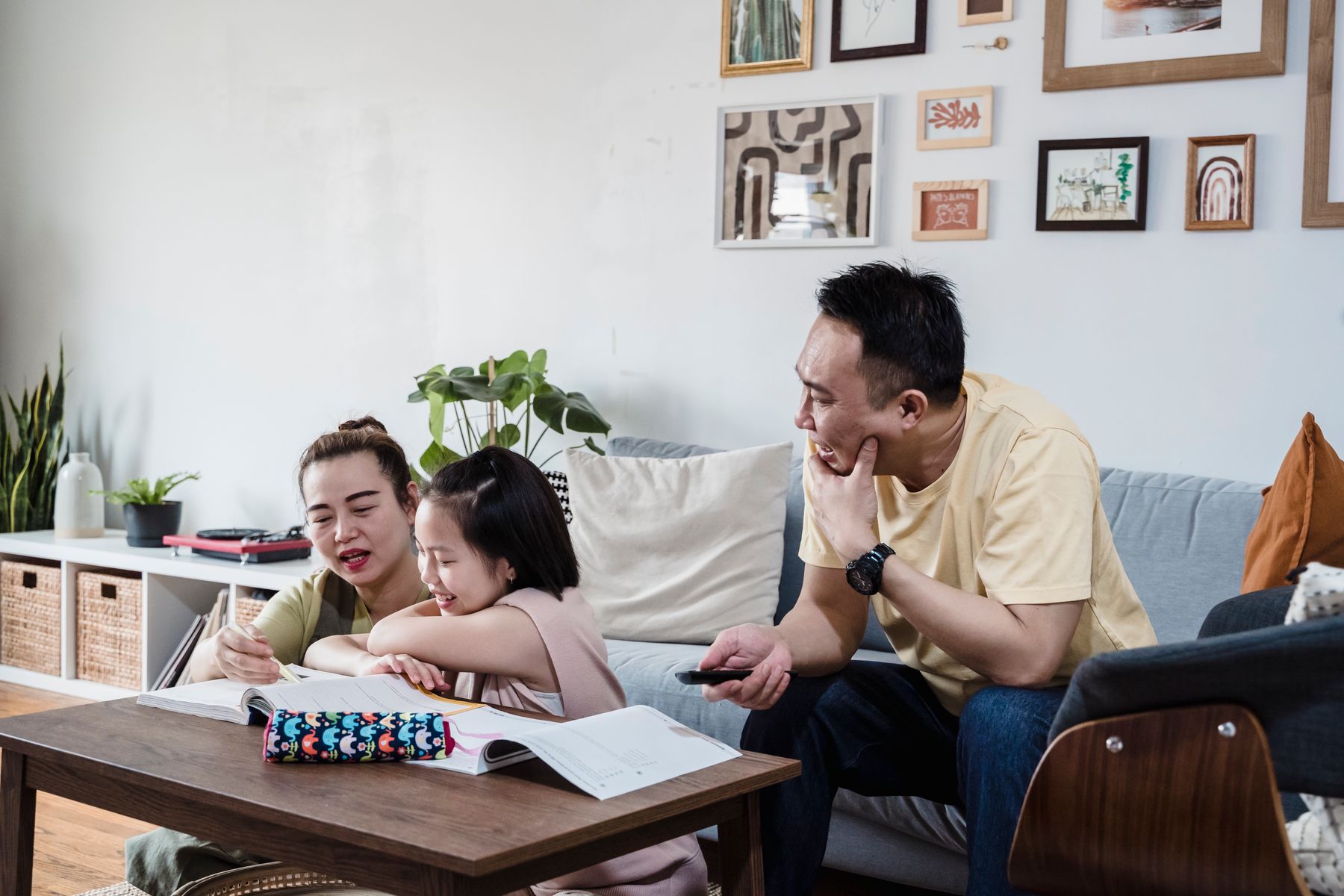新しい住まいで過ごすアジア人家族のイメージ